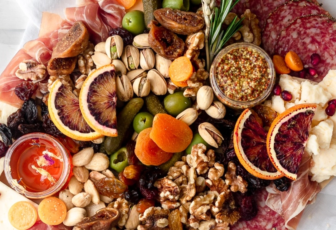 We have teamed up with charcuterie board master, Elle Mawardi, of Beauty & The Board to teach us how to curate the perfect charcuterie board.