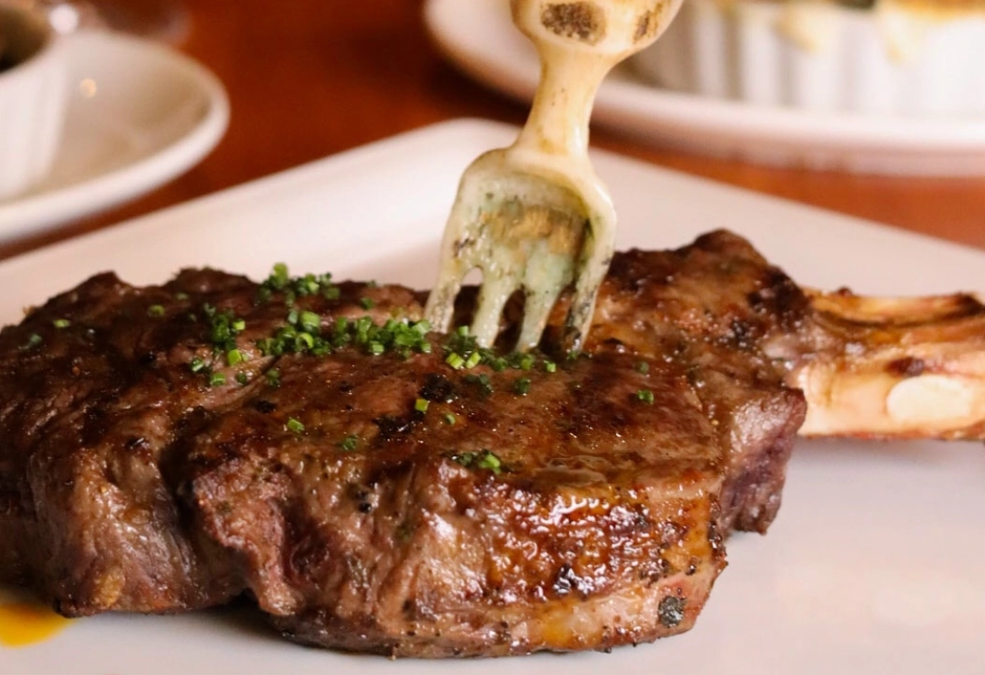 Twin Peaks in Buckhead, GA | American Food \u0026 Sports Bar, image size:1094x750