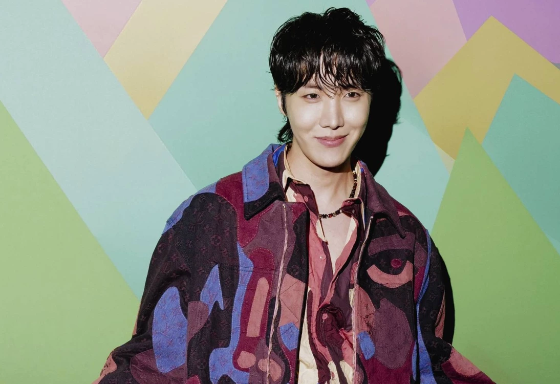 LOUIS VUITTON レザータグ　BTS J-HOPE 250121 | Louis Vuitton Men's Fall/Winter 2025 Show — J-Hope wears