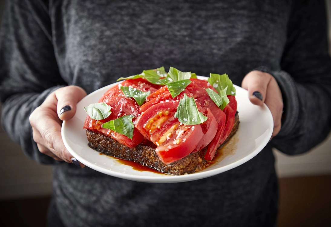 Support local businesses and enjoy fresh, seasonal fare with our top picks for the best farm-to-table eateries in Chicago.