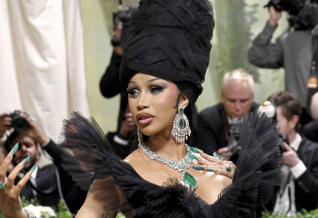 “This is the way you shut down a Met Gala carpet for sure,” La La Anthony said when the MC stood with her gown fully expressed on the runway.
