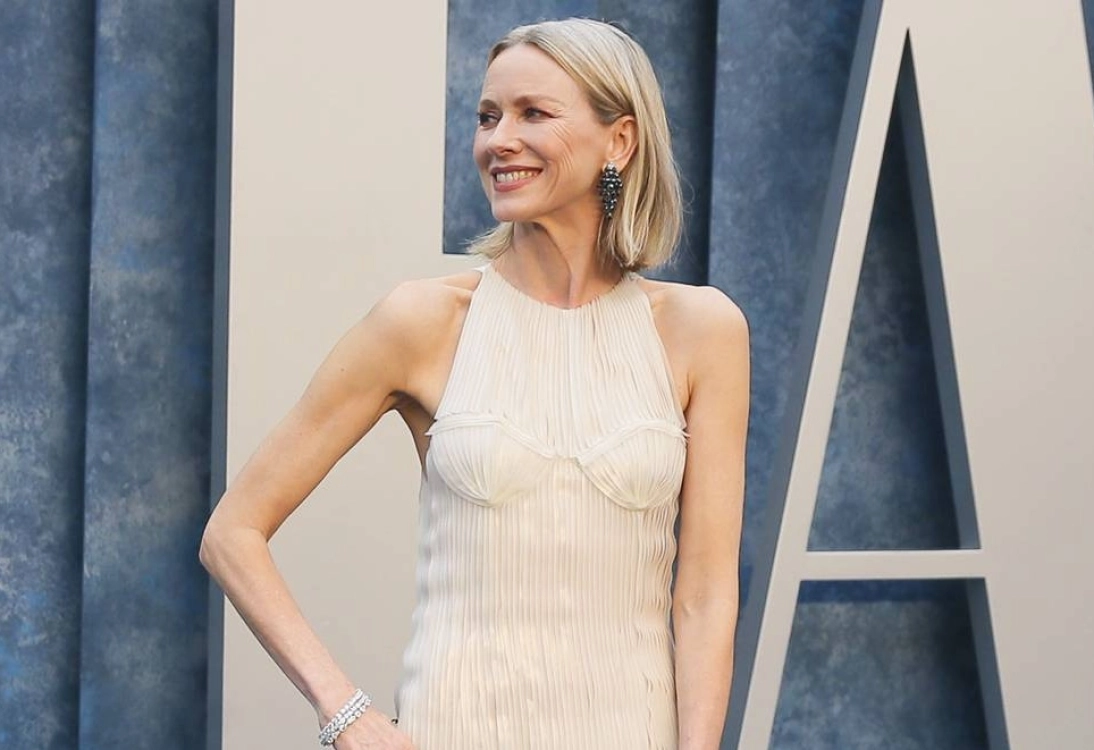 naomi watts red carpet dresses Naomi Watts Channels Babe Paley in Schiaparelli at the 2025 Golden Globes