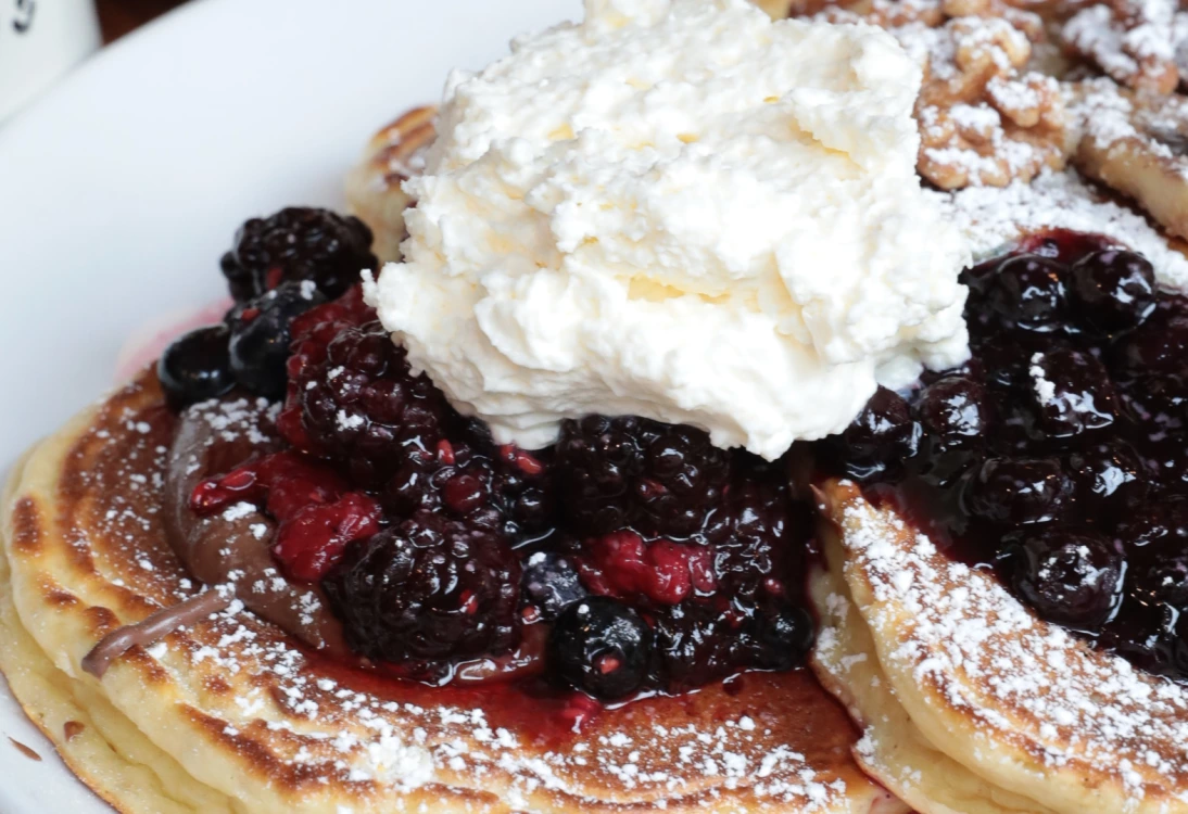 Famous for its wraparound lines, kitschy hometown aesthetic, and absurdly fluffy pancakes, Bubby’s is a culinary hotspot known around the world.