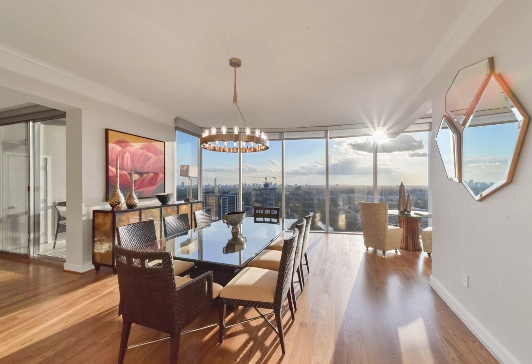 As the real estate market in Houston heats up, we spotlight the hottest listings to snatch up now.