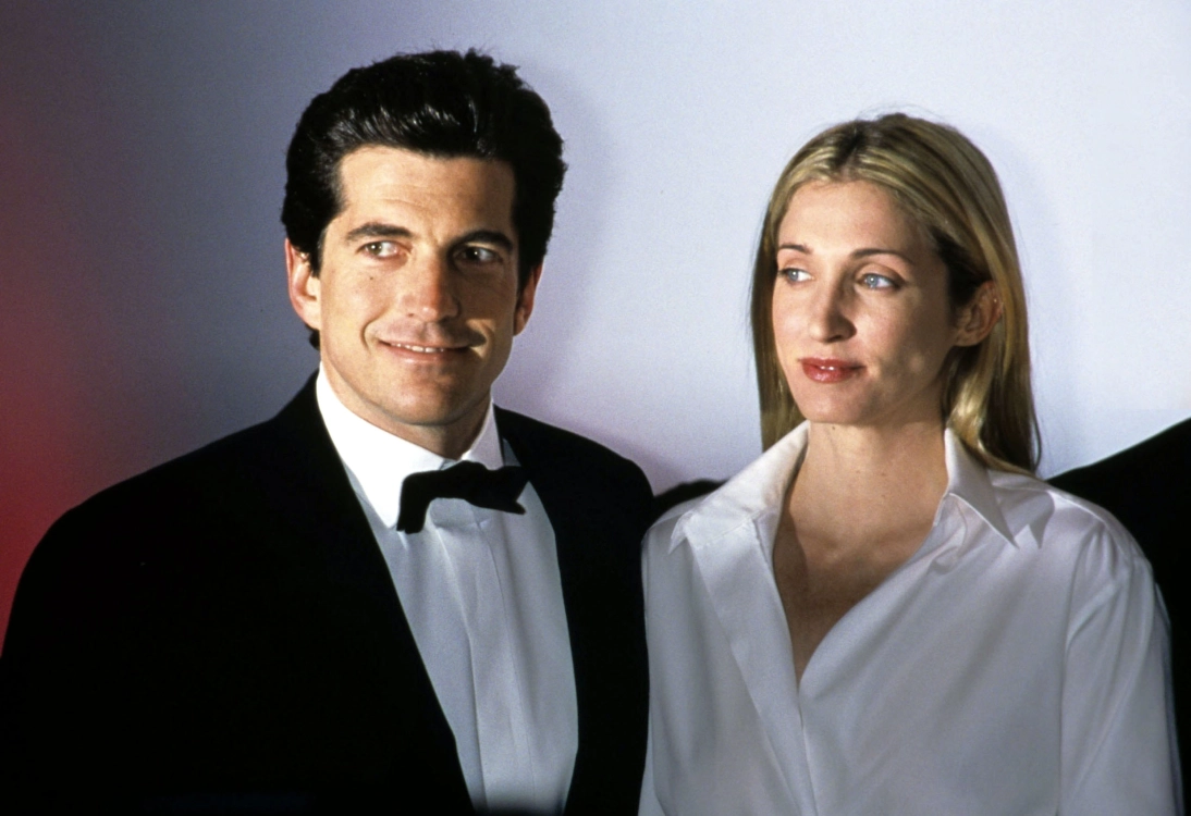 First Looks At American Love Story: Carolyn Bessette Kennedy's Iconic Style  Steals The Spotlight On Set