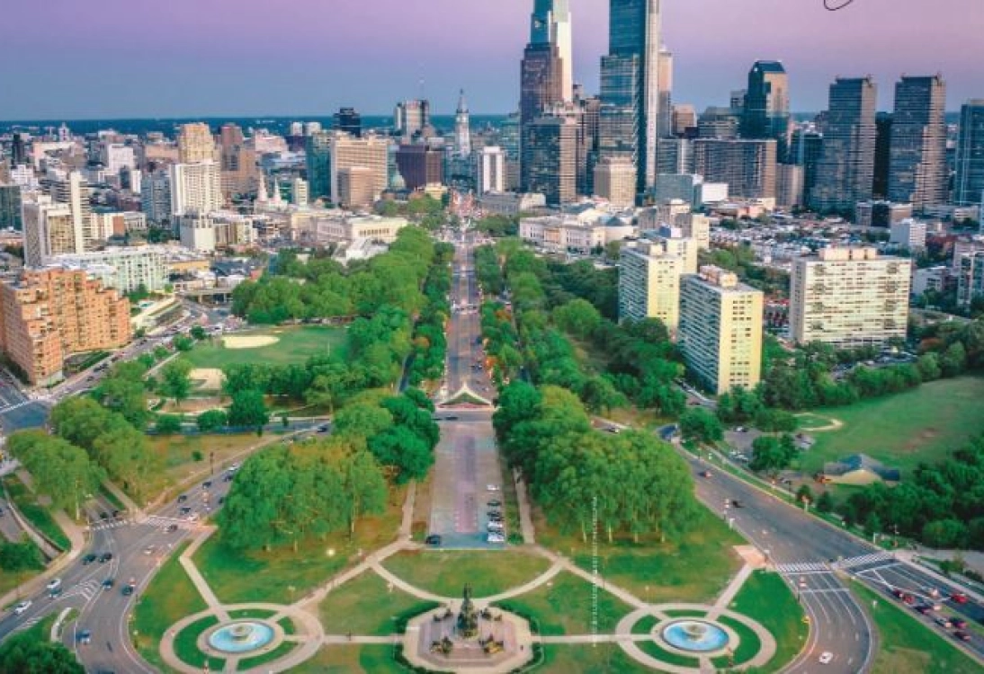 A bird’s eye view of
the Benjamin Franklin
Parkway. PHOTO BY ELEVATEDANGLES/VISIT PHILADELPHIA