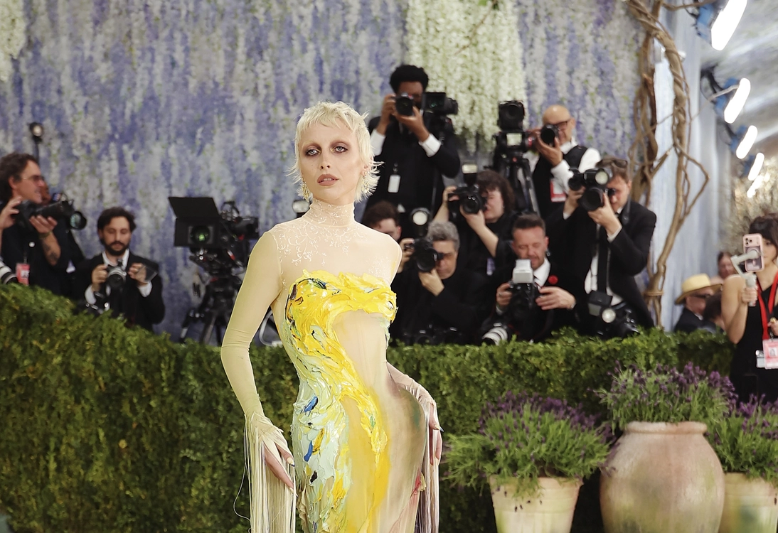Emma Chamberlain's Artistic Met Gala 2026 Look by Mugler