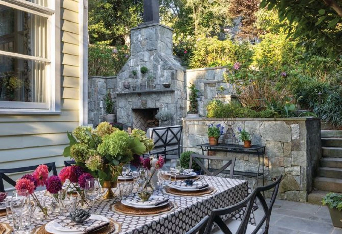 Caroline Ervin carved out a gorgeous space, including an outdoor fireplace and cozy seating. PHOTO BY KATE WICHLINSKI