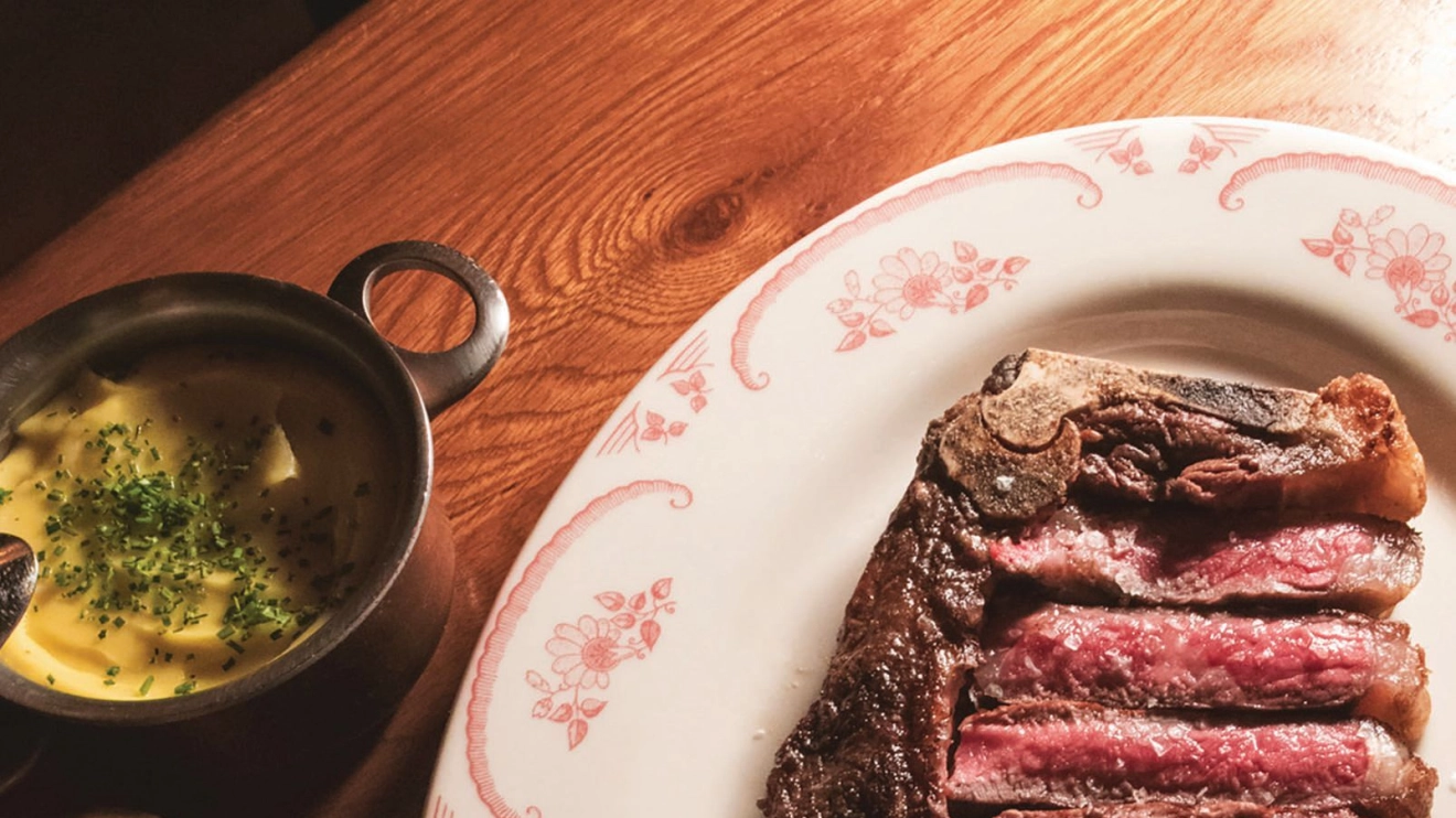 From classic filets to innovative sides, our editors rounded up the top 10 steakhouses in Philadelphia.