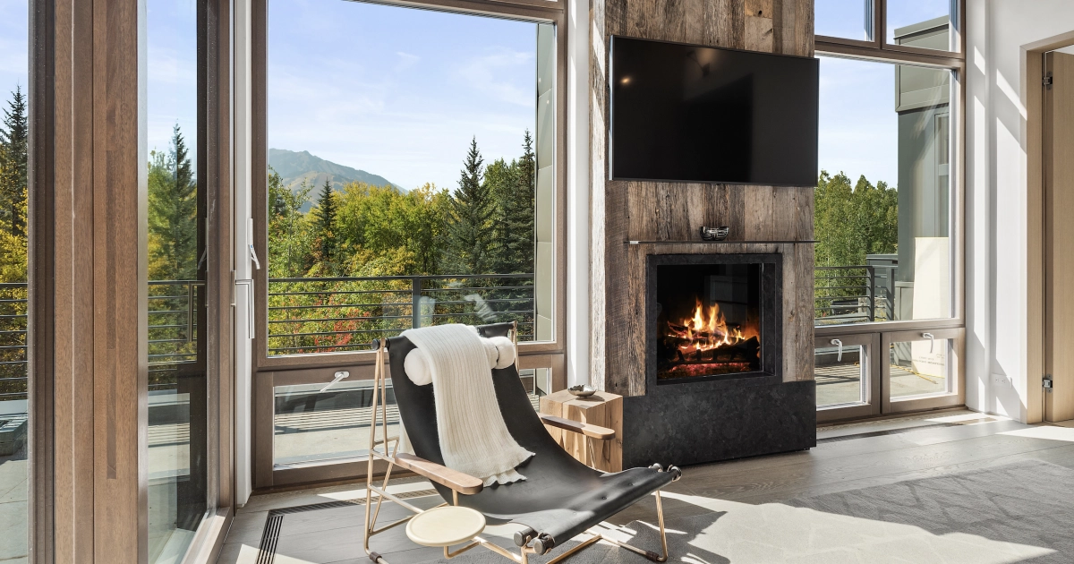 Luxe Aspen Home: A Unique Blend of Comfort & Style