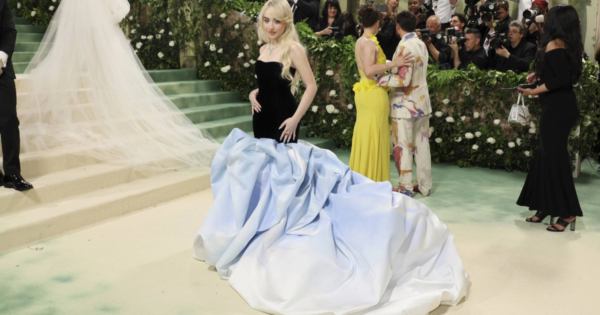 Sabrina Cinderella Blue Dress Sabrina Carpenter Dazzles In Oscar De La  Renta At Met Gala