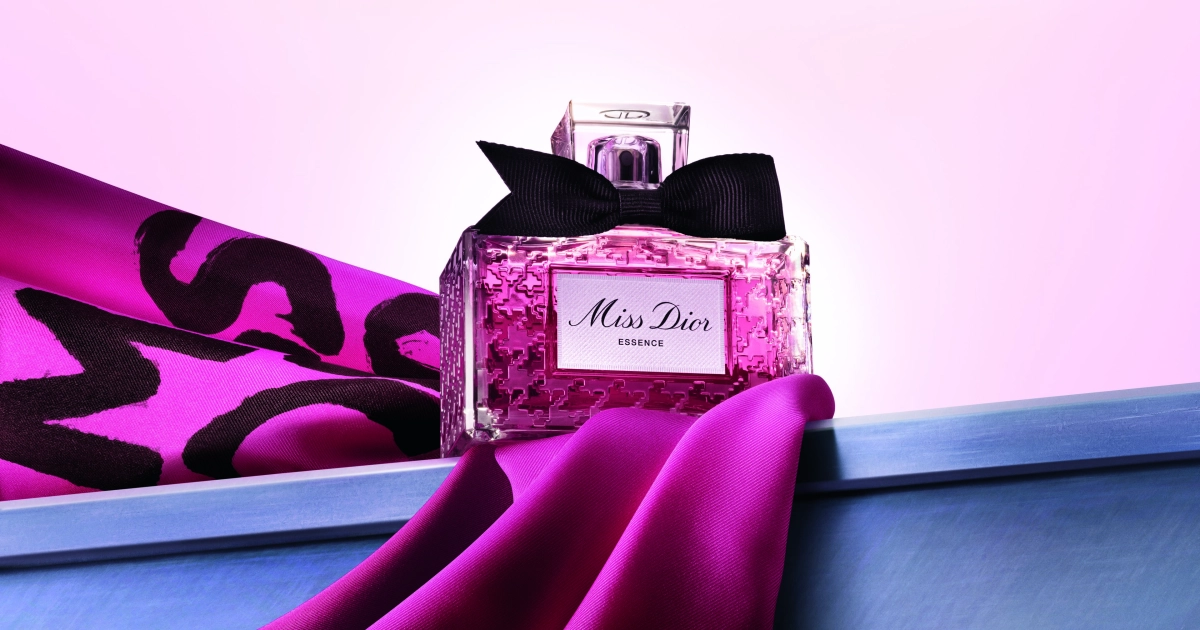 F106_MD_ESSENCE_25_P02M_Hero_F