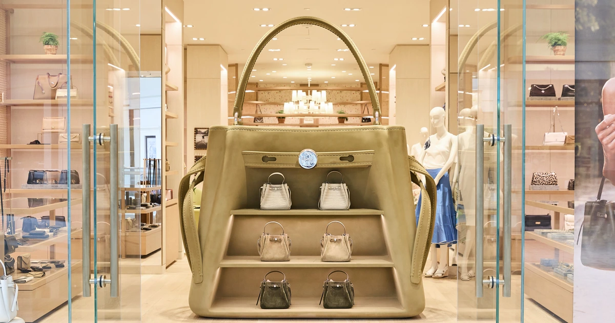 Tory Burch’s Romy Bucket Bag Makes a Statement at Las Vegas' Grand Canal Shoppes