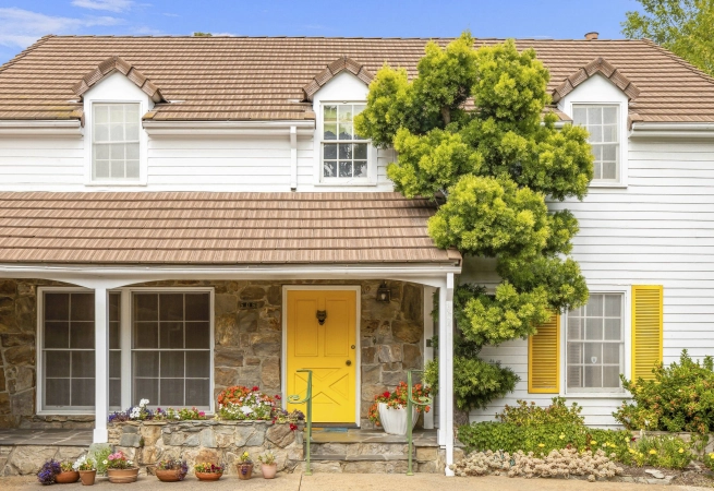 Betty White's previous home located in the highly sought after Brentwood Park provides owners with the chance to build their dream home.