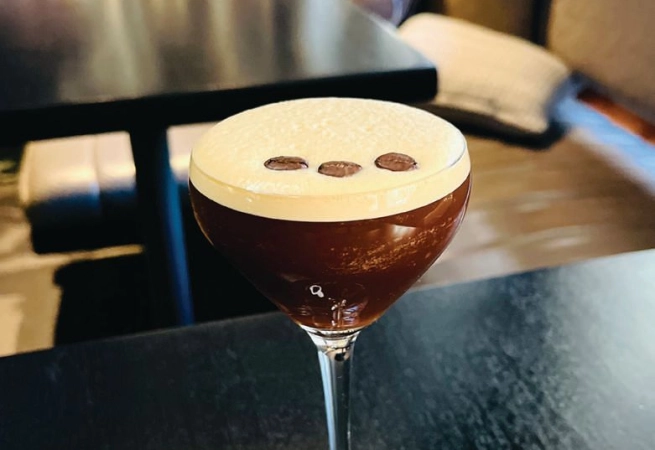 WE’RE BUZZING OVER THE ESPRESSO MARTINI, a delectable caffeinated cocktail. Its appeal? That magical fusion of coffee and alcohol, typically vodka. This sweet yet strong libation is the perfect culmination of a leisurely meal, delivering a jolt of energy to round out your evening.