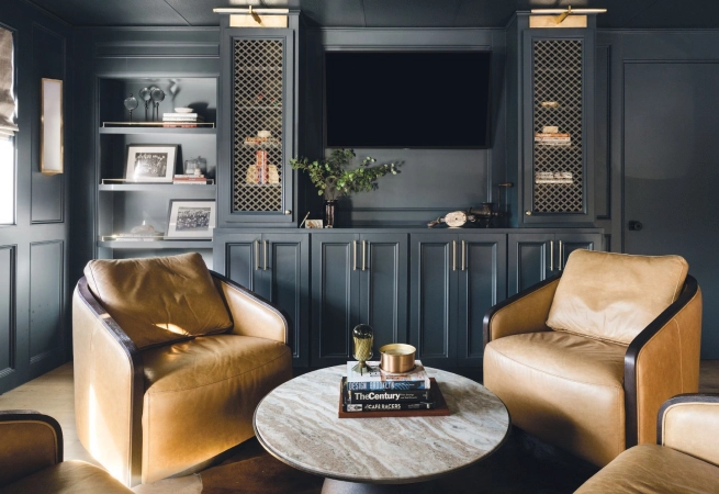 When redesigning her husband’s office, interior designer Taryn Leto leaned into New York City’s alluring aesthetic for a masculine and moody space.