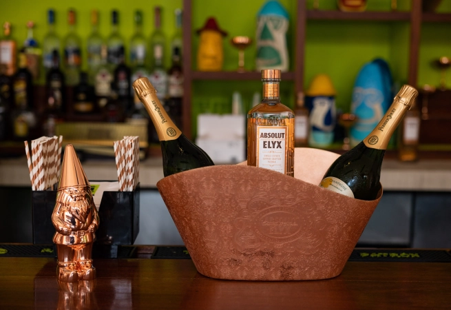 In a high-profile holiday collab, luxury Bahamas getaway The Cove at Atlantis partnered with premium Pernod Ricard spirits brand Absolut Elyx vodka to host a series of luxury and lifestyle pop-up events exclusively for guests of The Cove.
