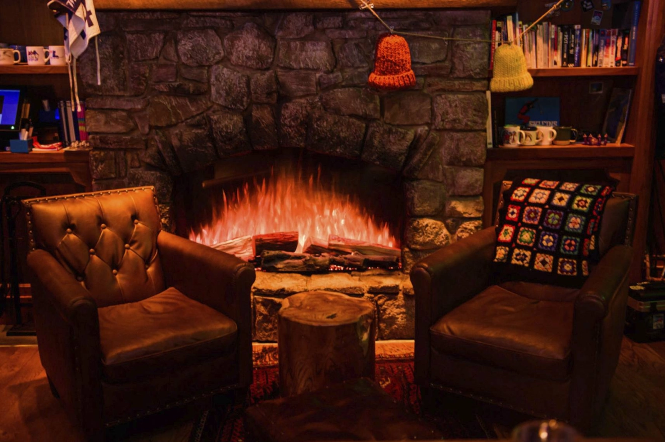 Ski Lodge in Las Vegas: Year-Round Aprés-Ski Experience, image size:1320x877