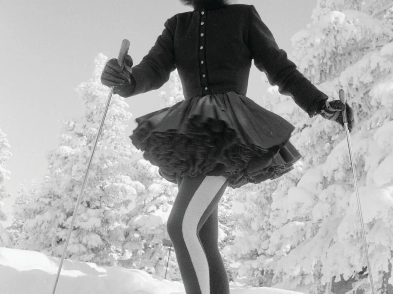 In the 1960s, fashion icon Ann Bonfoey Taylor wore her own couture creations on the slopes of Vail Mountain. PHOTO COURTESY OF LIBRARY OF CONGRESS, PRINTS & PHOTOGRAPHS DIVISION, TONI FRISSELL PHOTOGRAPH COLLECTION (LC-F9-1964-12-36, FRAME 12)