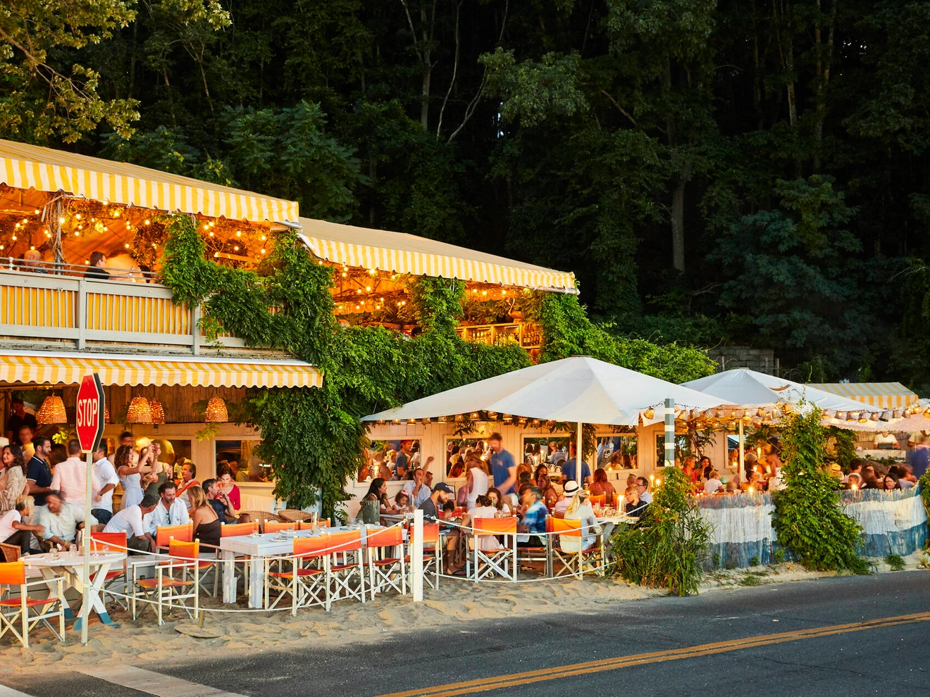 SB_restaurant_facade_fullofguets_NFranzen_lores