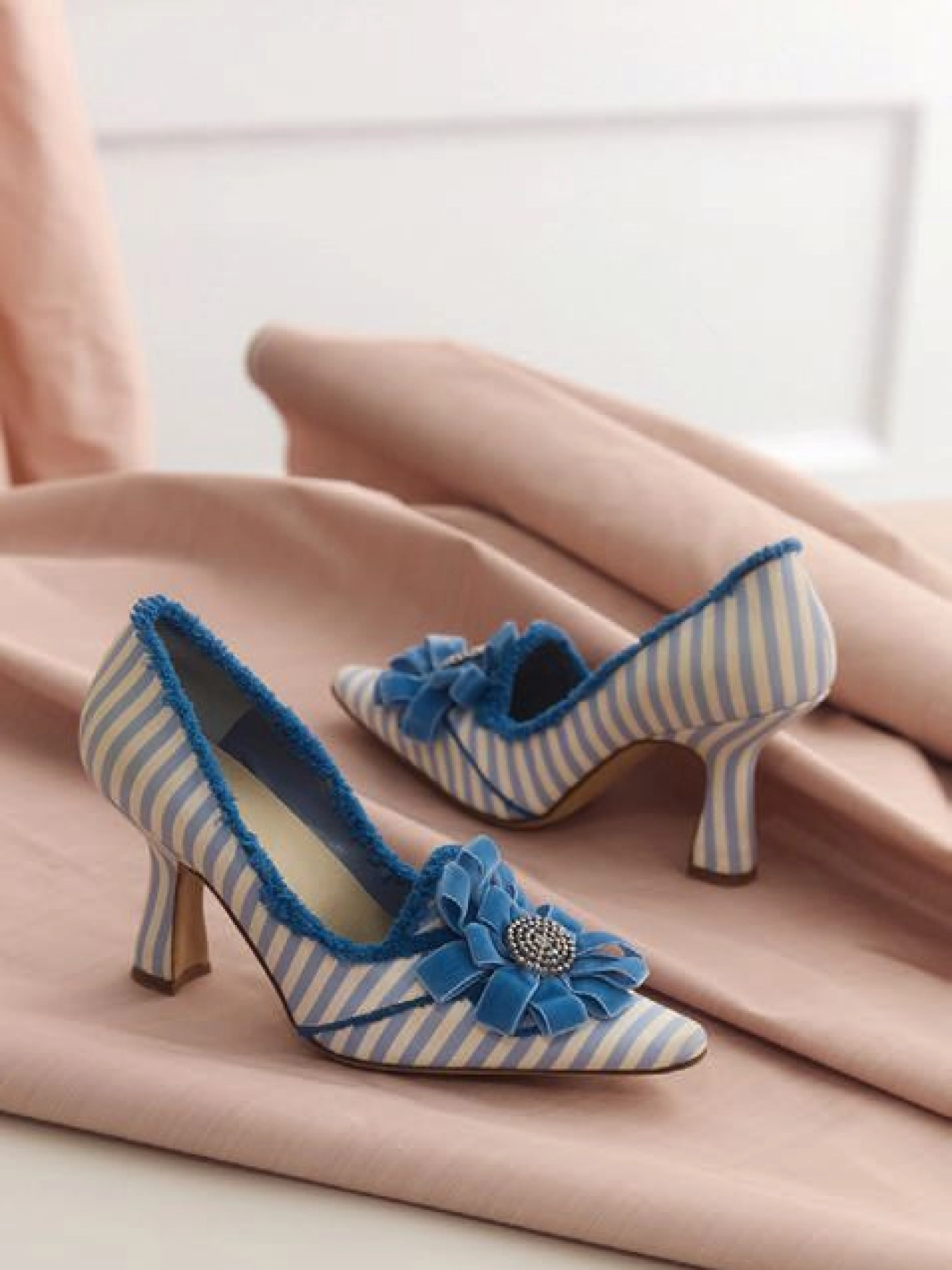 靴 MANOLO BLAHNIK Manolo Blahnik's Royal Capsule Inspired by Marie Antoinette