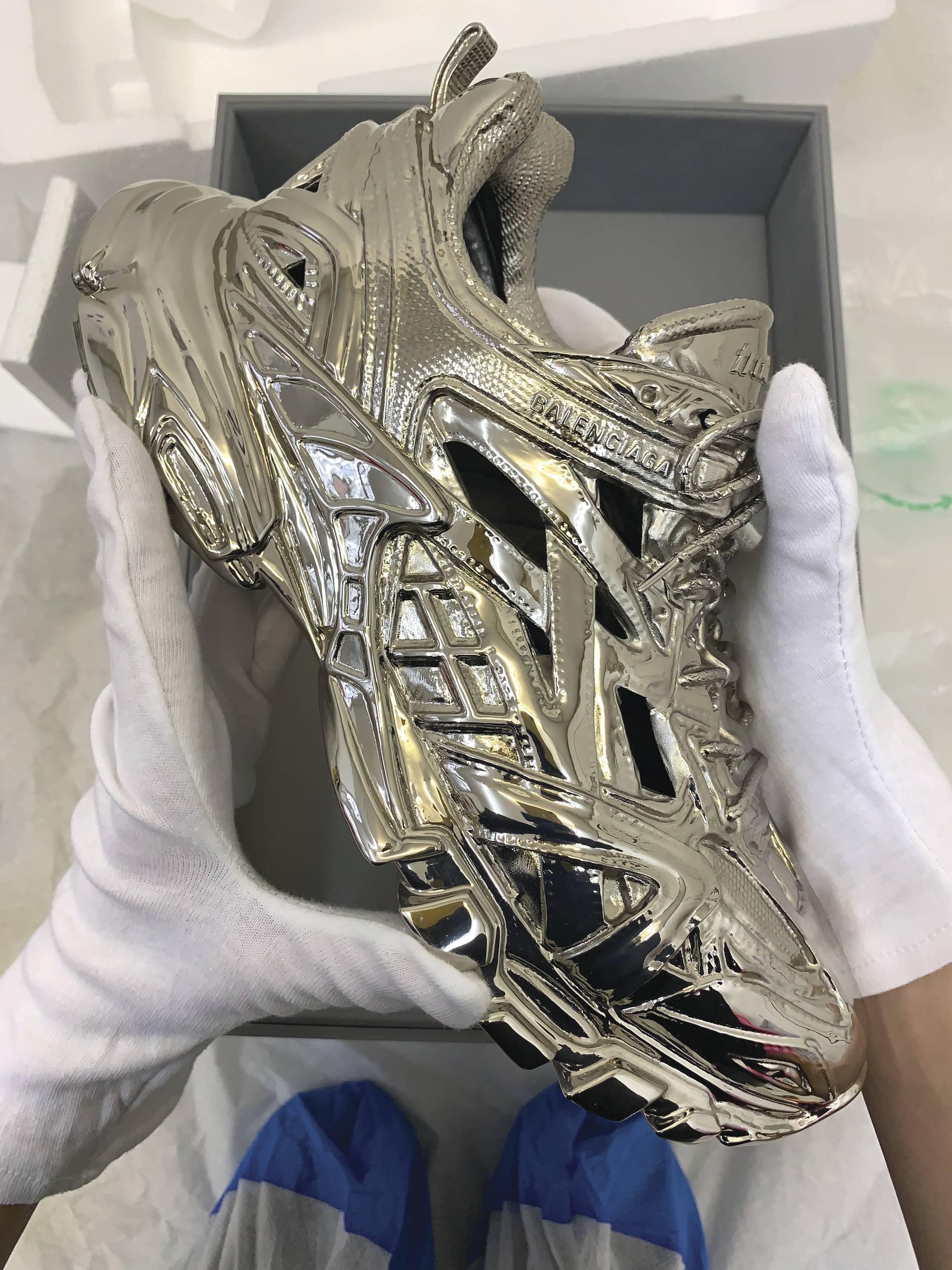 BALENCIAGAOBJECTSLINETRACKSCULPTURE3O05Q.jpg