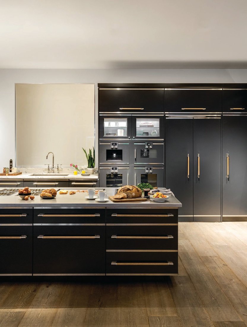 A dark-hued aesthetic outfits the kitchen in a moody vibe. PHOTO COURTESY OF L’ATELIER PARIS HAUTE DESIGN