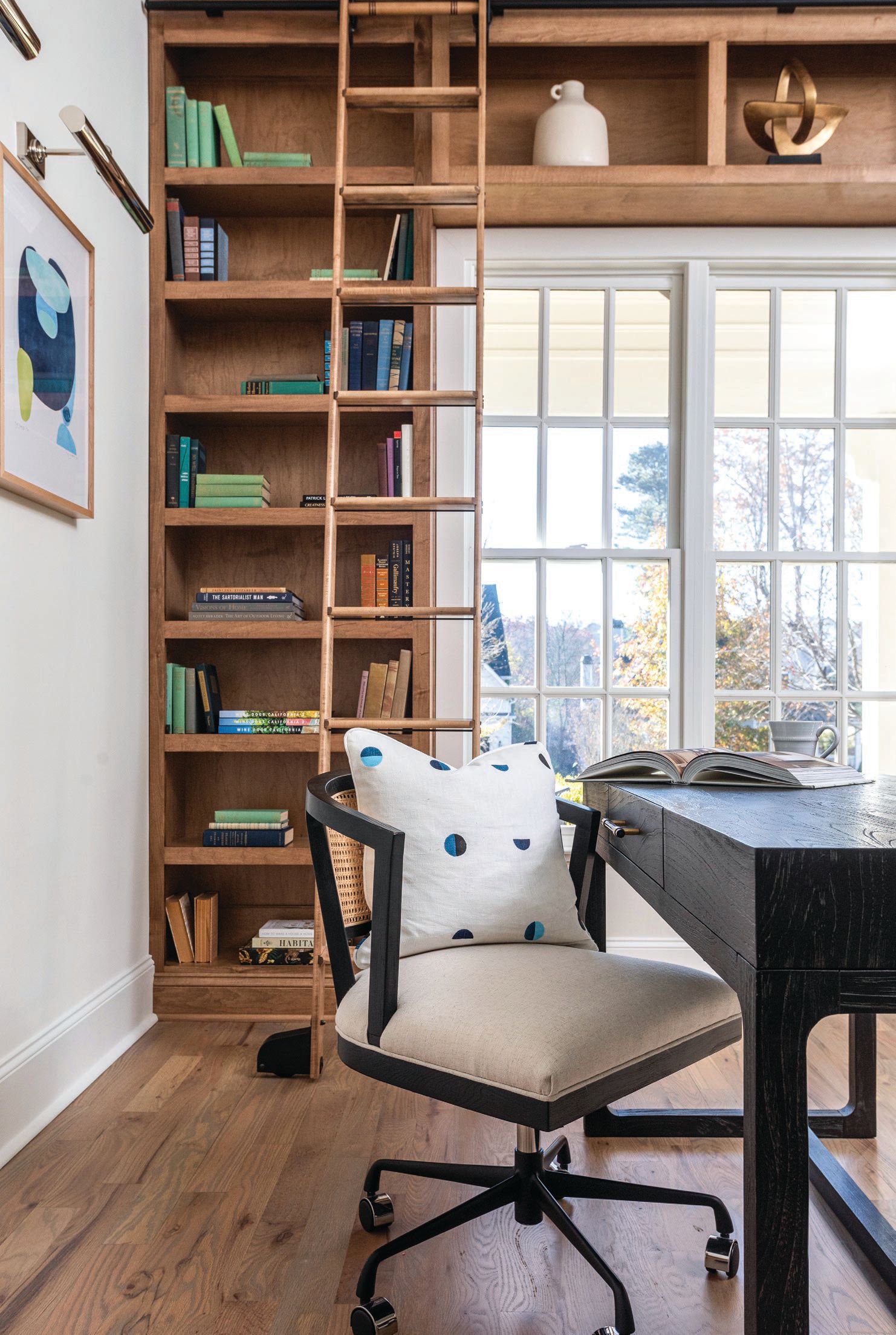The office’s standout is undoubtedly the A.H.A. Custom Woodworking library shelving and ladder. PHOTOGRAPHED BY HEIDI HARRIS