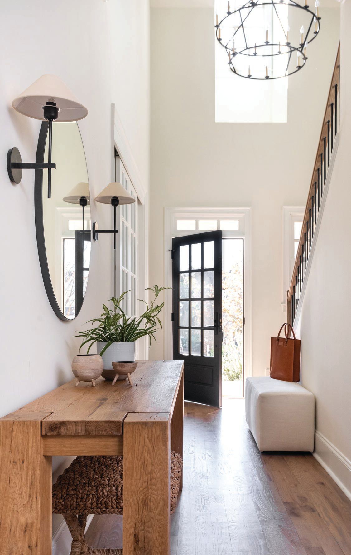 The foyer of the home sets the tone with natural materials and bright whites. PHOTOGRAPHED BY HEIDI HARRIS