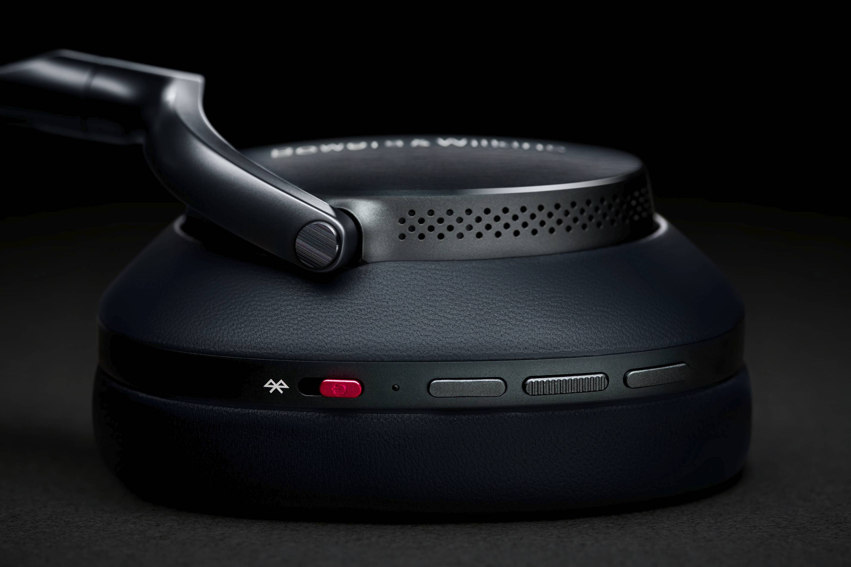 Bowers & Wilkins Px8 007 Edition: Celebrate Bond Music