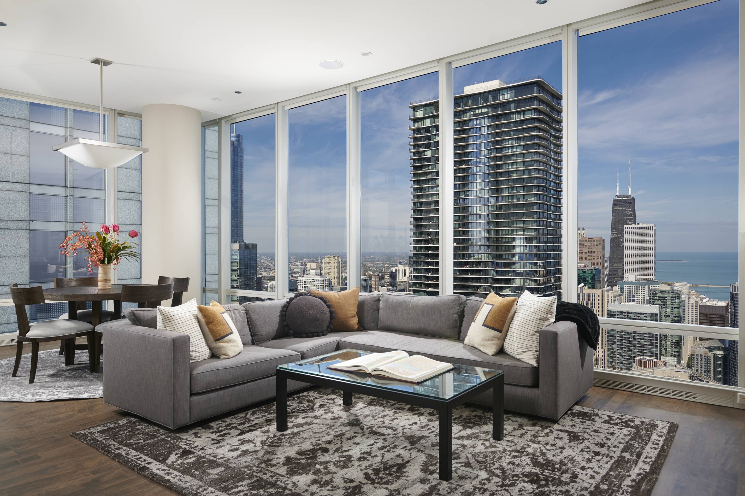 Curated visual reference: Visual Reference: Luxury And Eco Friendly Chicago Penthouse With Stunning Views
