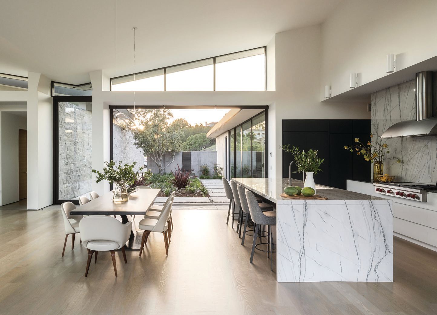 Napa Valley Estate: Harmonious Design & Scenic Vistas