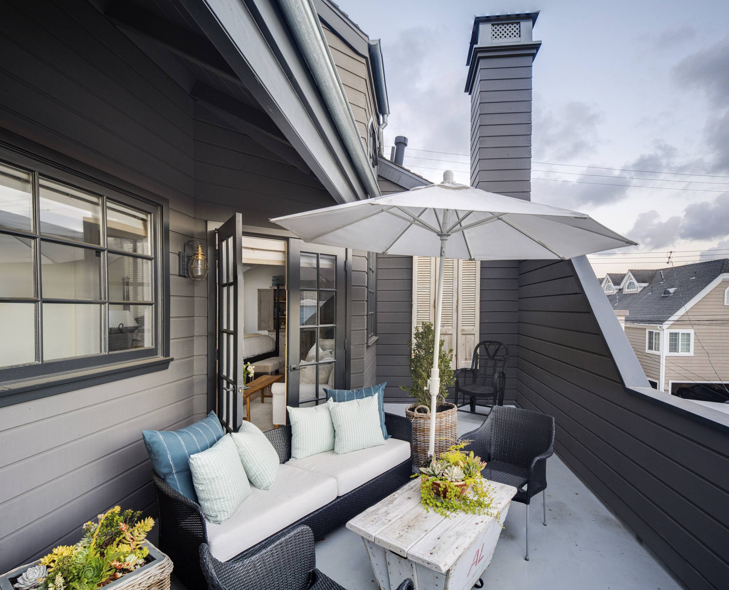 Luxury and sustainability are often seen as mutually exclusive factors. However, ECOhouse architecture, the brainchild of leading sustainable architect Elizabeth Carmichael, combines these ideals seamlessly.