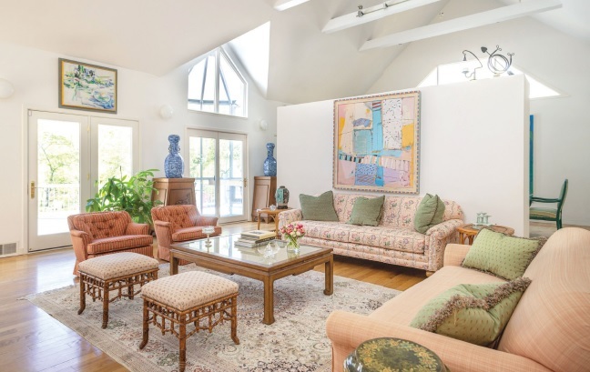 At a hop, skip and a jump from Philadelphia, this Meadowbrook property gives homeowners a lush escape from the bustling city.