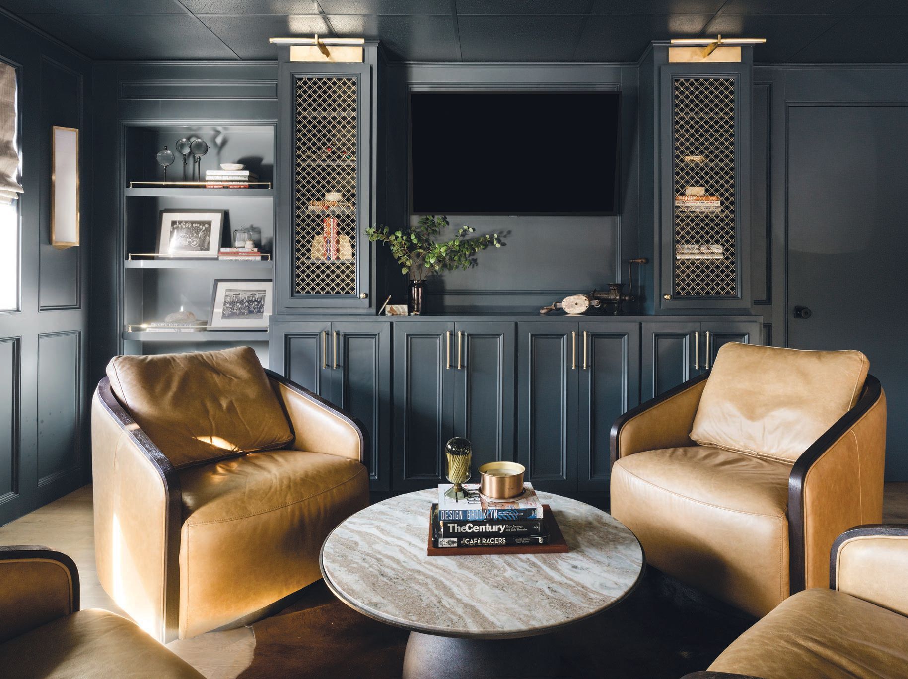 When redesigning her husband’s office, interior designer Taryn Leto leaned into New York City’s alluring aesthetic for a masculine and moody space.