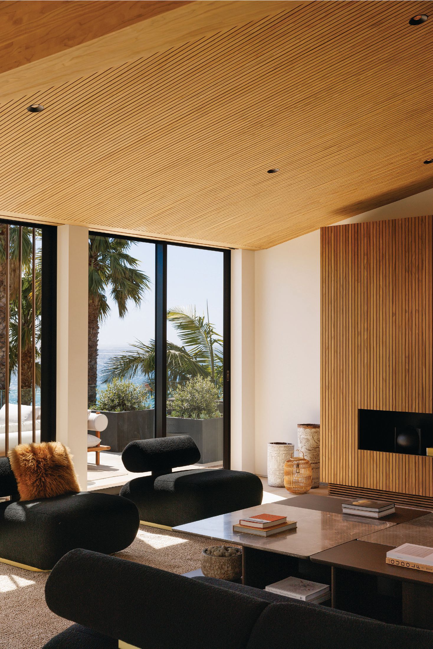 SOPHIE GOINEAU CREATES A STRIKINGLY BEAUTIFUL ORGANIC MODERN RETREAT ON A STEEP CLIFFSIDE ABOVE THE PACIFIC.