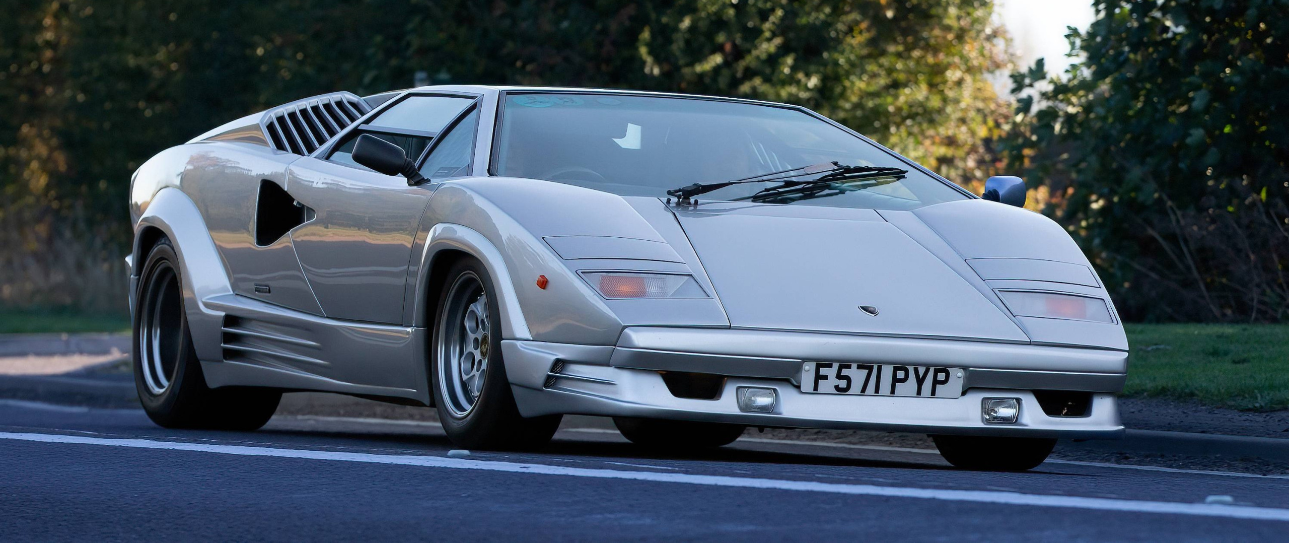 Auction The Iconic Lamborghini Countach From The Wolf Of Wall Street, image size:2560x1078