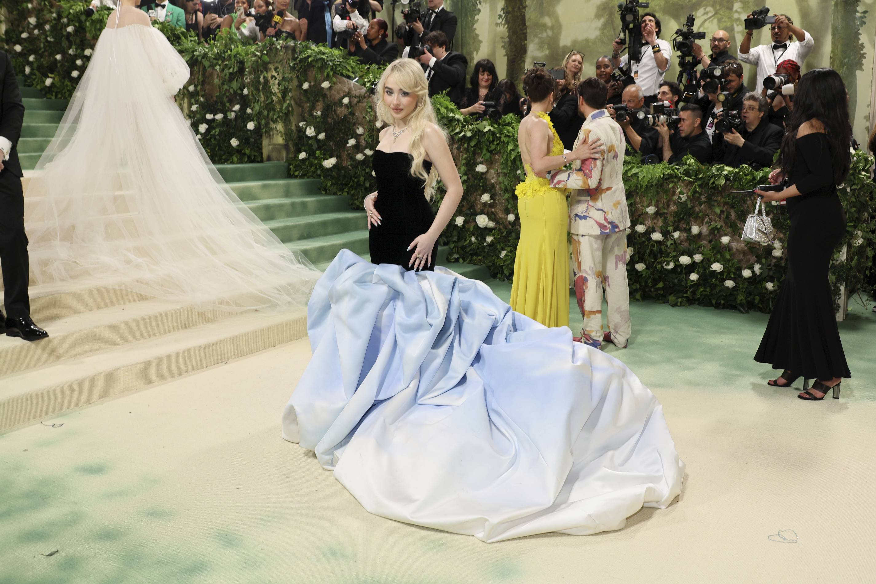 Sabrina Carpenter Dazzles in Oscar de la Renta at Met Gala Sabrina Carpenter Dazzles in Oscar de la Renta at Met Gala