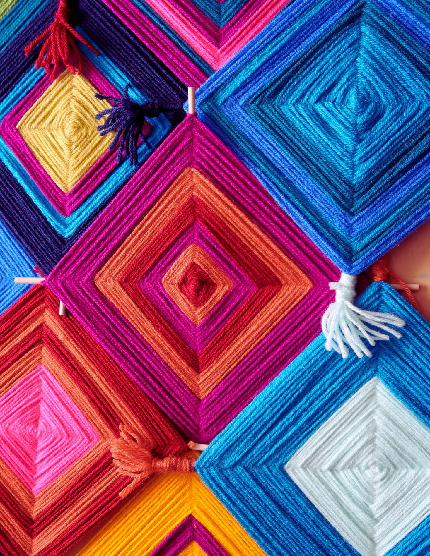 1_Natalie_Gonzalez_Ventana_Huichola_2023_Yarn_wooden_sticks_wood_poles_and_plant_trellis_netting_80_x_66_x_2.jpg