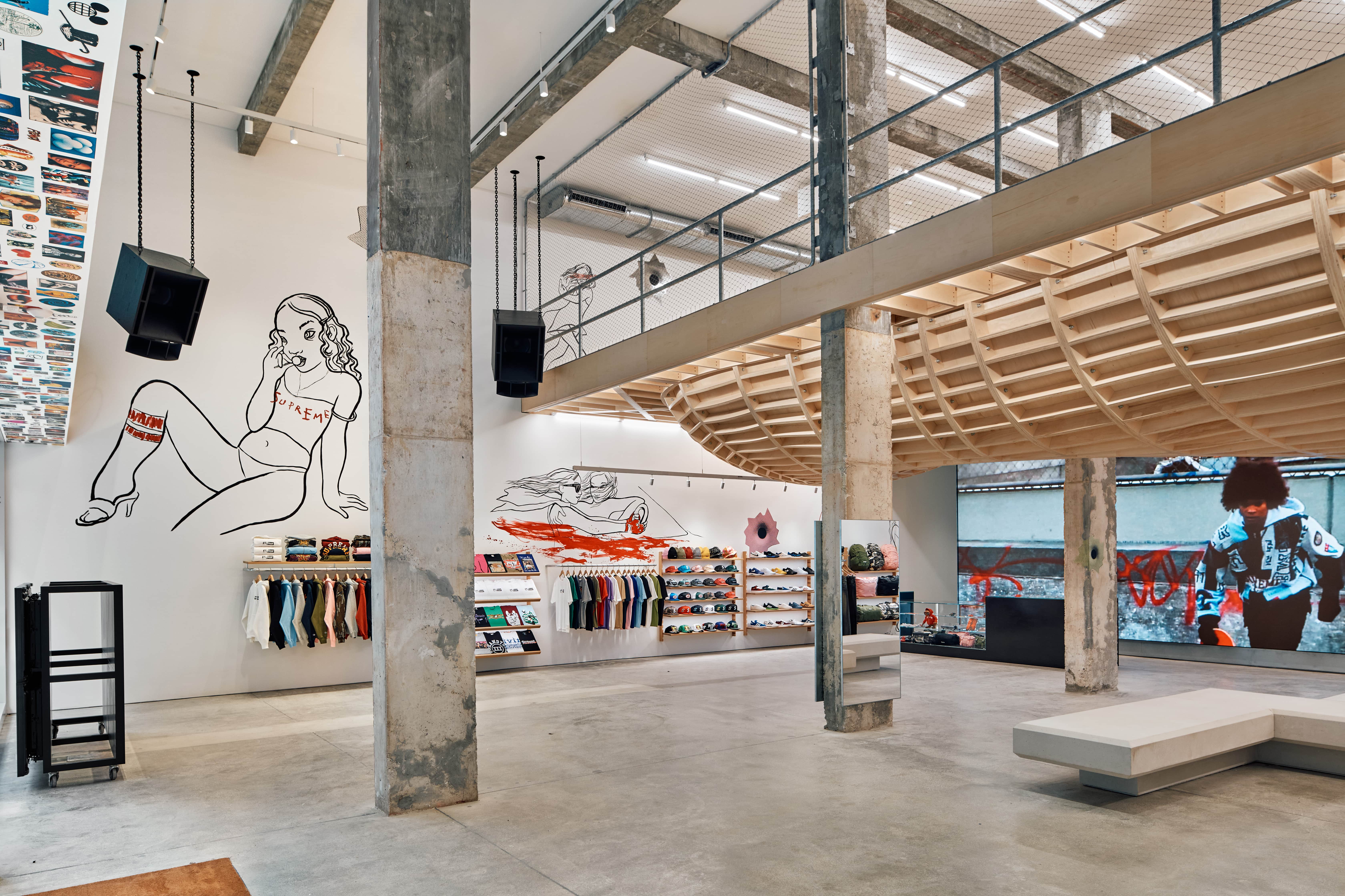 アート・デザイン・音楽 a+u. 632 Point Supreme Supreme Miami Store Launch: Art, Skate, and Culture
