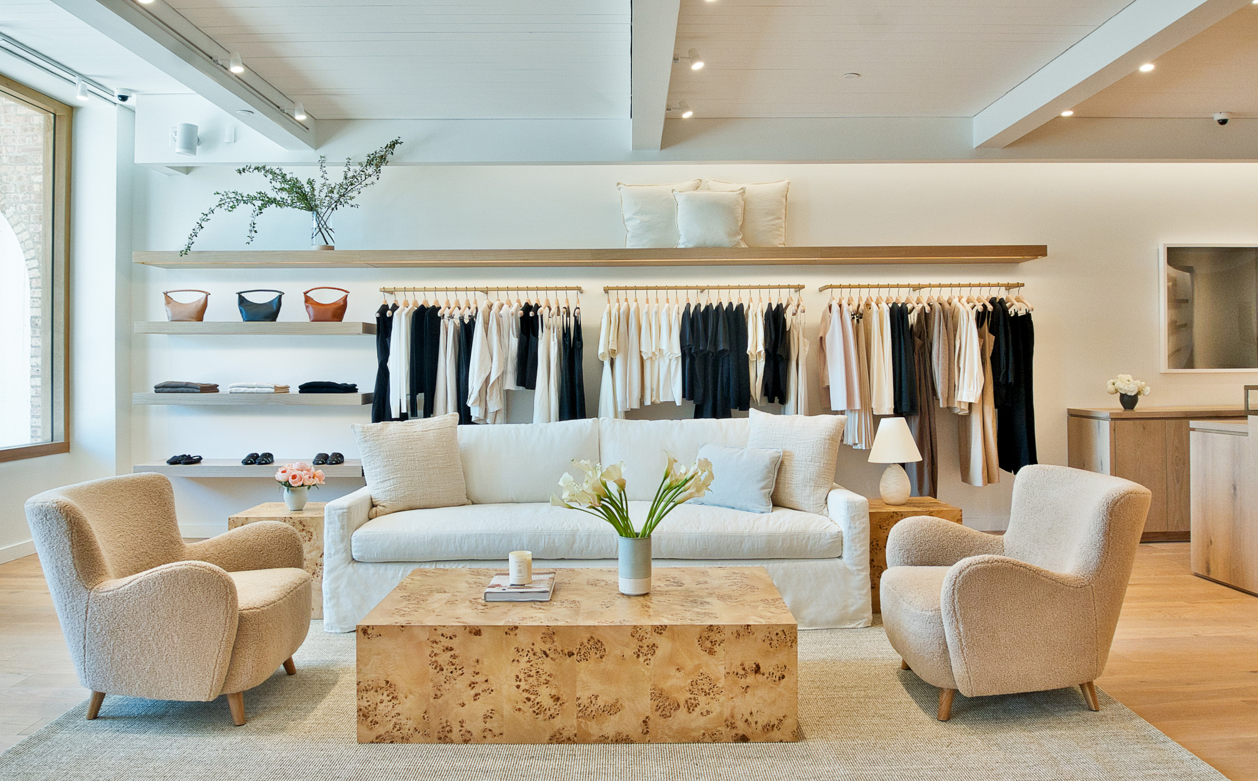 Plaza del Lago: Luxury Stores & Restaurants Now Open