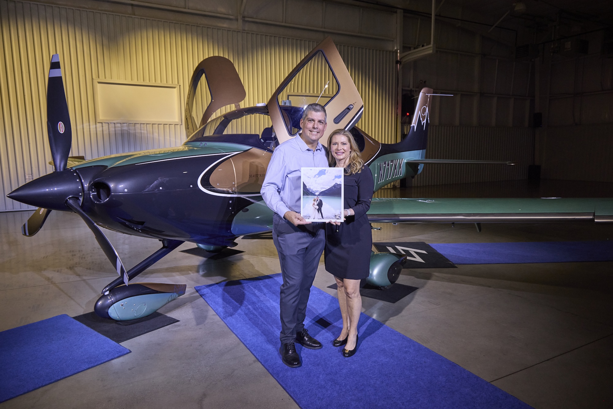 Cessna117出品 2個口PFC-1000 + Cirrus II Travel the World: Ken & Jen's Cirrus Aircraft Adventures