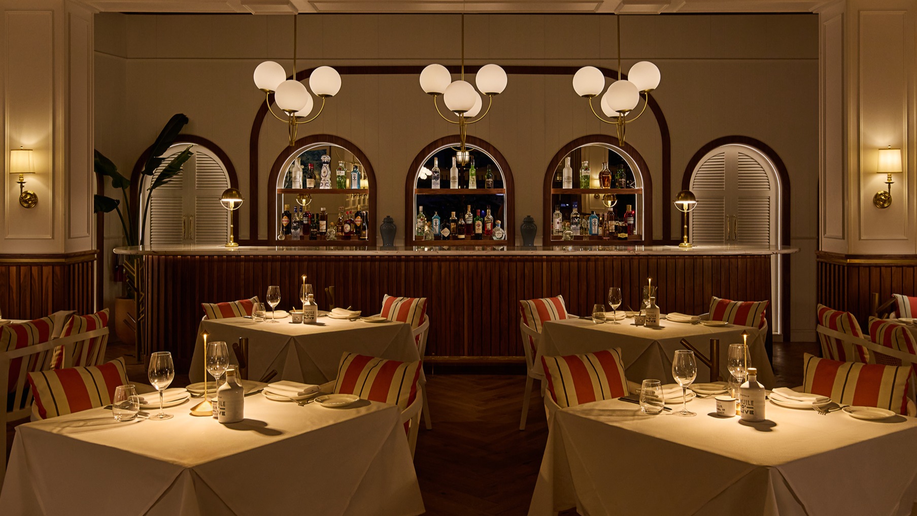 Bagatelle_dining_room___bar__CREDIT__MICHAEL_PISARRI_