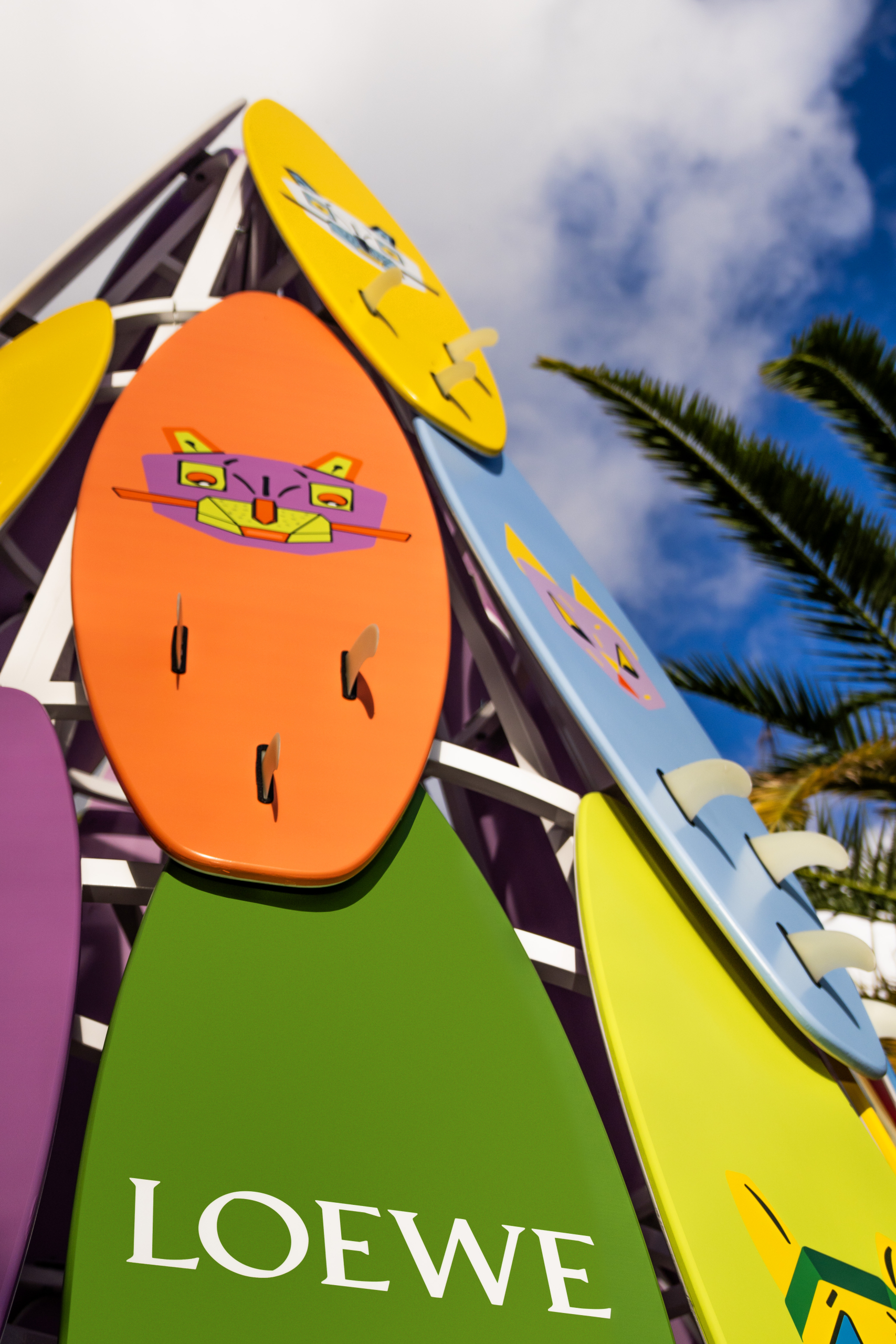 The Royal Poinciana Plaza Unveils LOEWE's 2025 Holiday Surfboard Tree