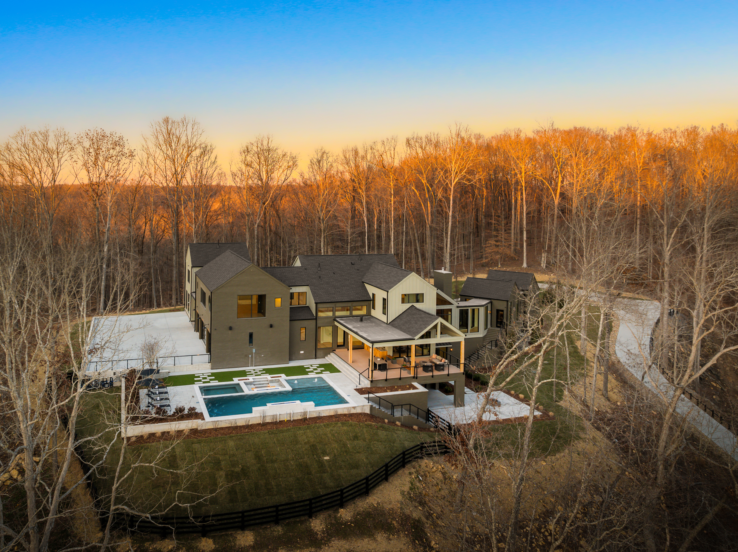 house on the hill 上下セット90 Uncover A Private 10-Acre Estate In Franklin With Natchez Valley Views