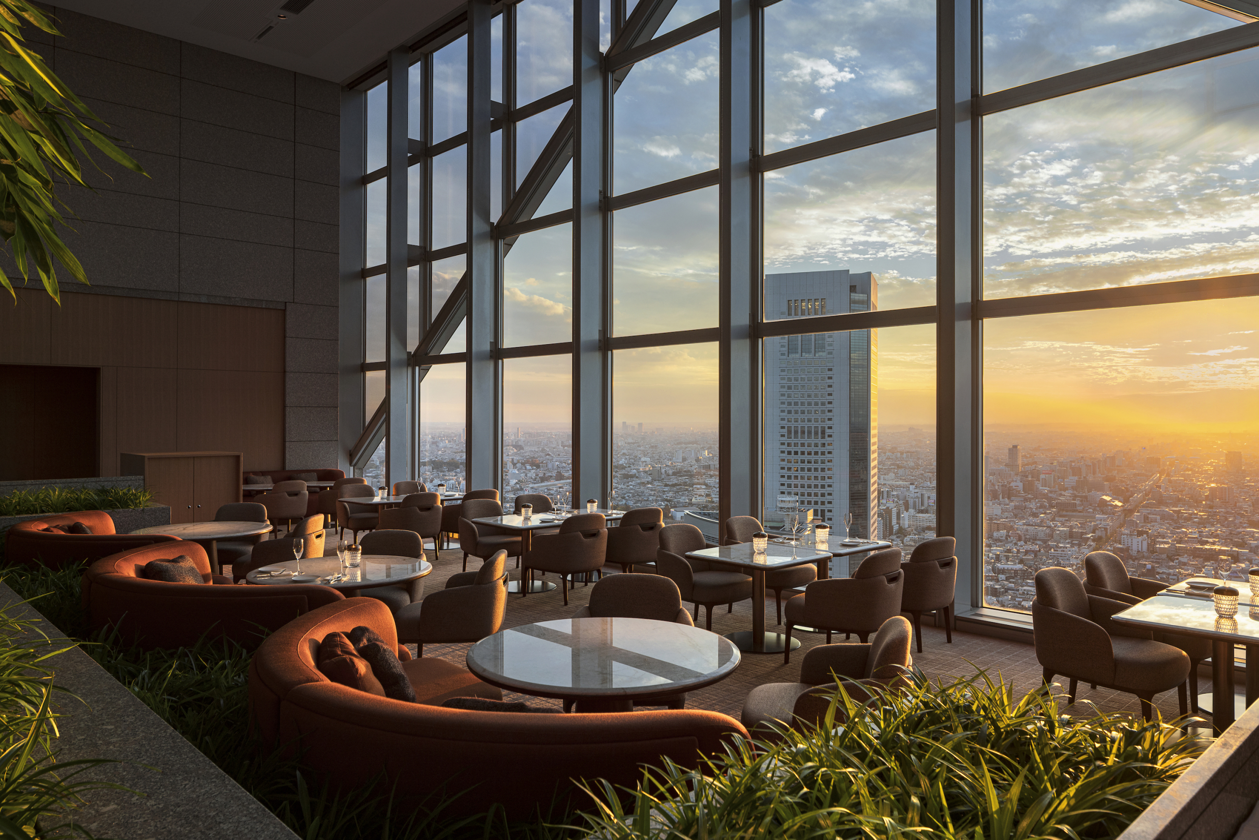 The Peak Lounge & Bar 02__Credit Required_Park Hyatt Tokyo, by Jouin Manku (c) Yongjoon Choi) 2